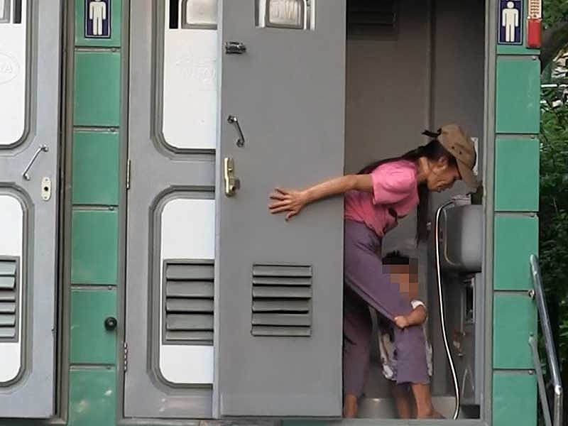 Ẵm con ăn xin, chơi ma túy ở khu phố Tây